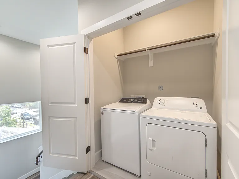 2418 Everett St — Photo 32