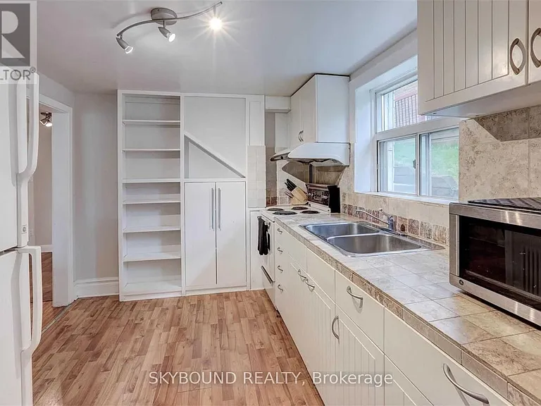 134 Glenwood Cres #LOWER — Photo 2