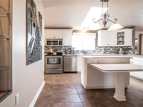 2nd image of 1301 Rosebud Ln