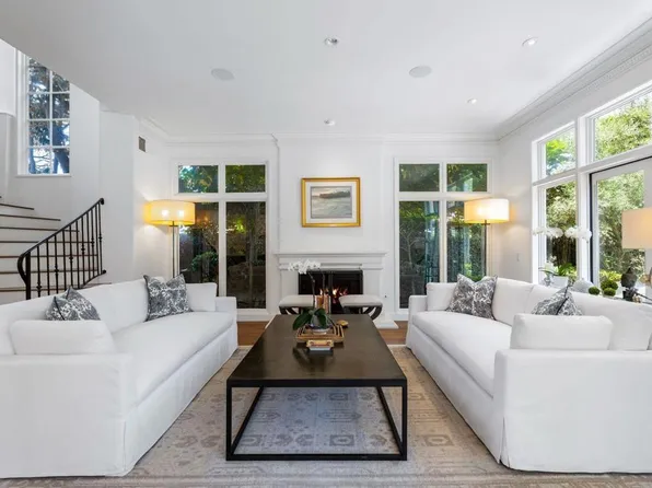 9643 Claiborne Sq, La Jolla, CA 92037