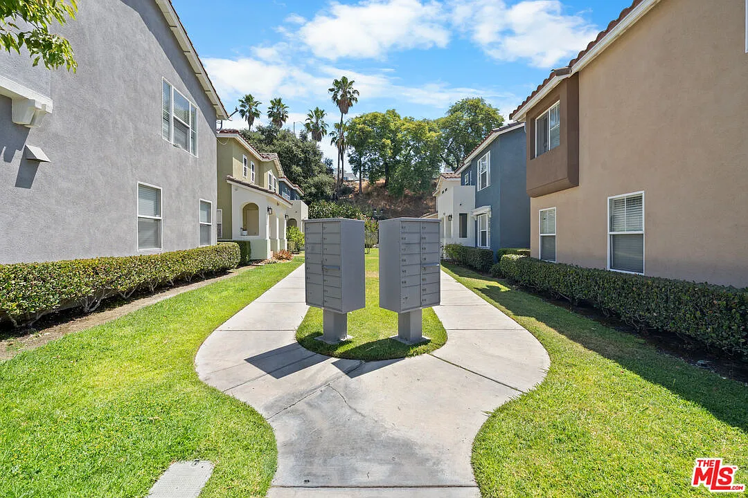 3 bed, 2.5 bath, 1496 sqft, $3,800 — Photo 3