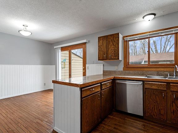 3rd image of 120 W Eagle Lake Dr