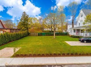 80 Central St, Narragansett, RI 02882