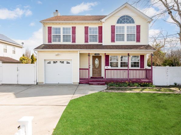 1040 Wellwood Avenue, West Babylon, NY 11704