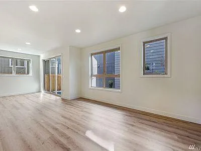 4718 8th Ave NE — Photo 13