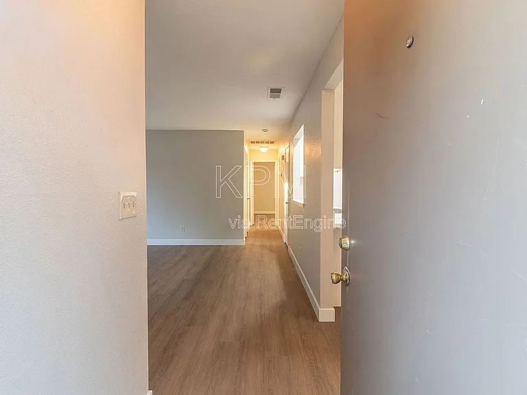 Stamford Court Apartments — Photo 2