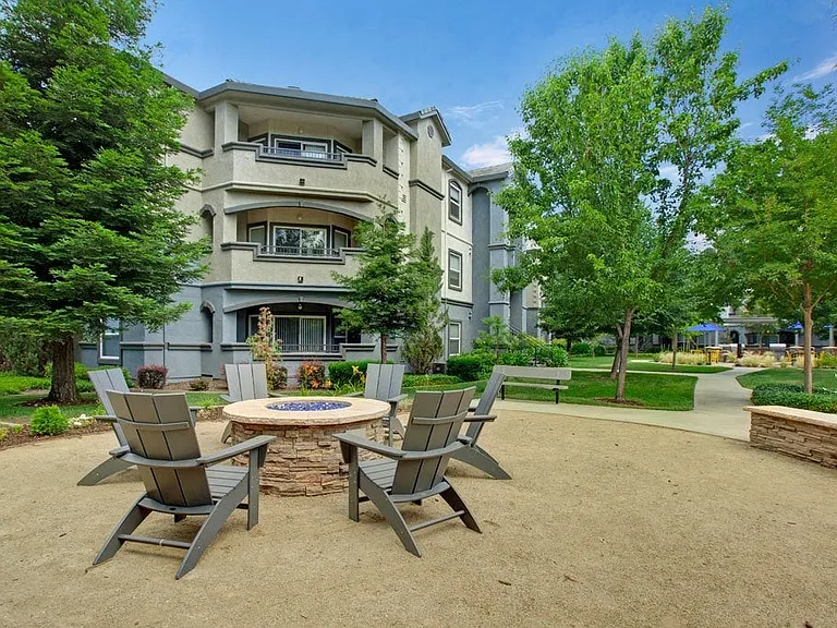 Broadleaf Apartments — Photo 34