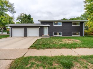 405 Meadow Ln, Bismarck, ND 58504