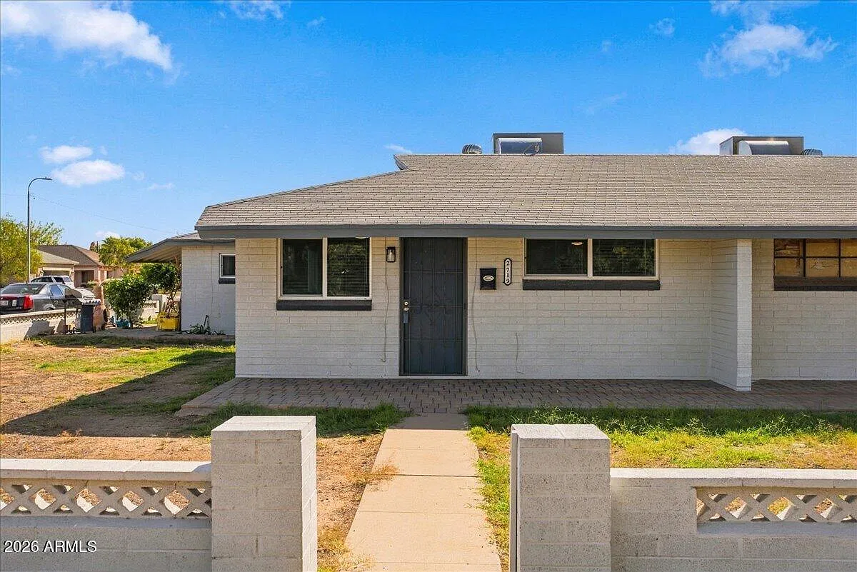 1 bed, 1.0 bath, 1898 sqft, $1,200 — Photo 2