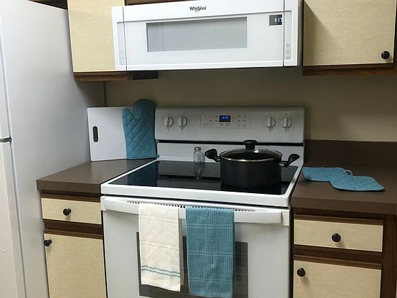 3rd image of 181 Maplewood Dr APT 8