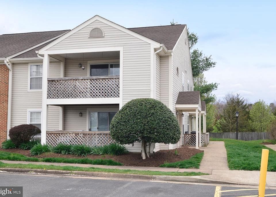 Move-in Ready! 2nd level, 2BR, 2Bath condo!