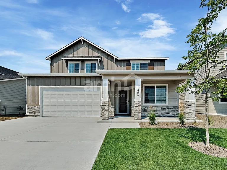 1453 N Alderleaf Ave — Photo 1