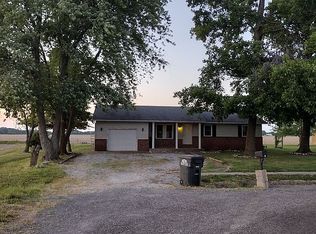 12 Orchard Dr, Sandoval, IL 62882