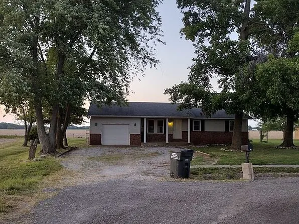 12 Orchard Dr, Sandoval, IL 62882