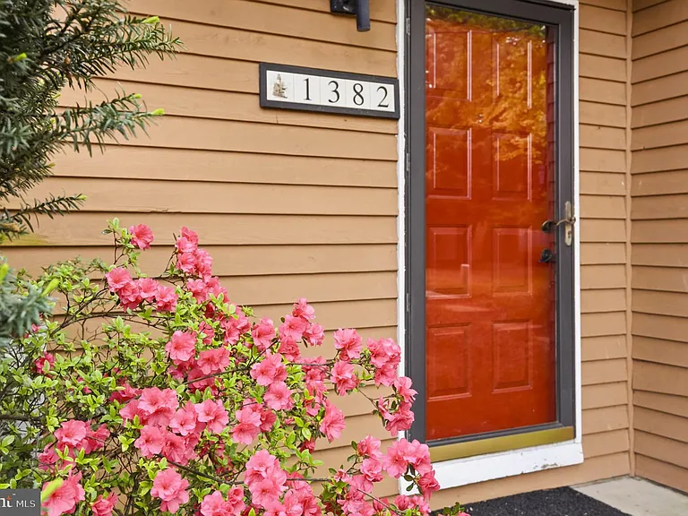 1382 Almond Dr — Photo 4