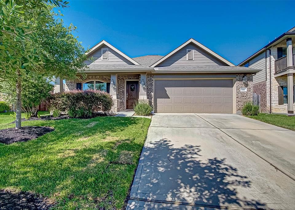 1st image of 676 Oak Circle Dr E