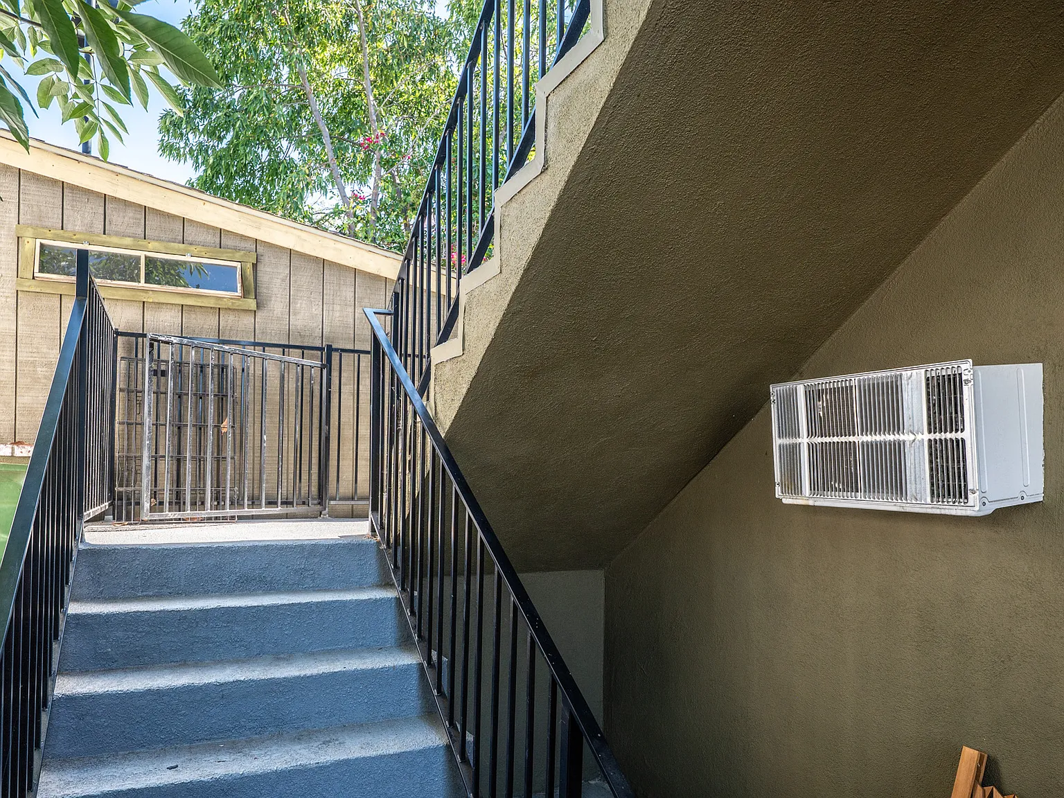 2 bed, 1000 sqft, $4,095 — Photo 2