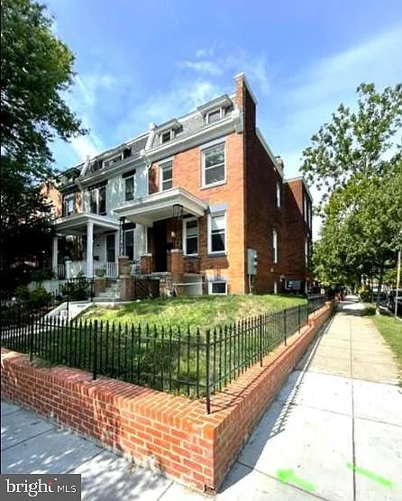 1724 2nd St NW — Photo 2