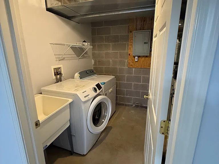 Utility room/ laundry