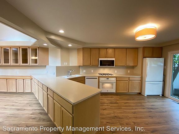 5th image of 1034 Commons Dr