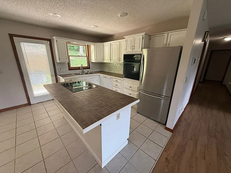 1201 Eastbrook Dr — Photo 6