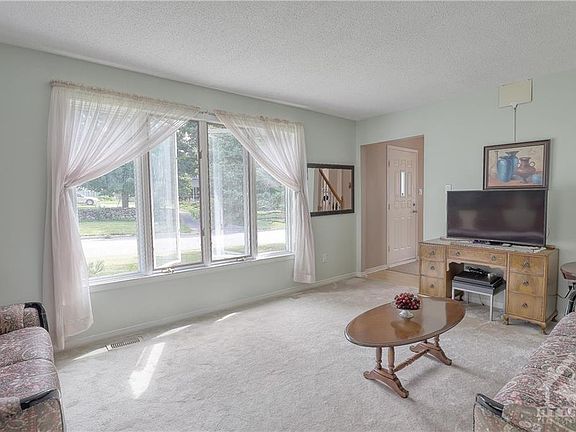 5th image of 74 Melville Dr