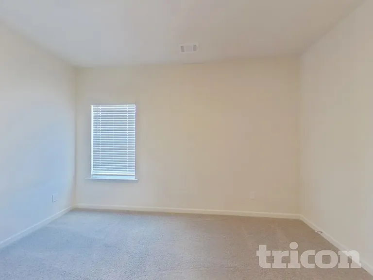 1004 Claas Way — Photo 13