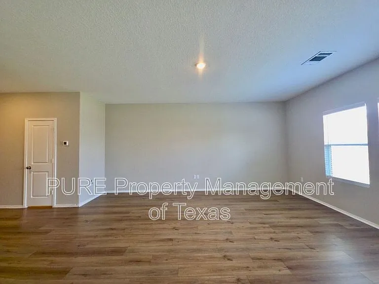301 Freshwater Dr — Photo 4