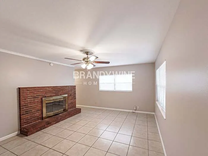 3 bed, 2.0 bath, 1268 sqft, $1,595 — Photo 4