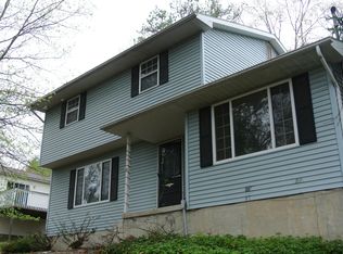 1052 Lake Ln, East Stroudsburg, PA