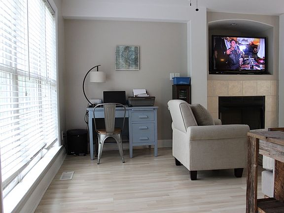3rd image of 215 Dehart Dr