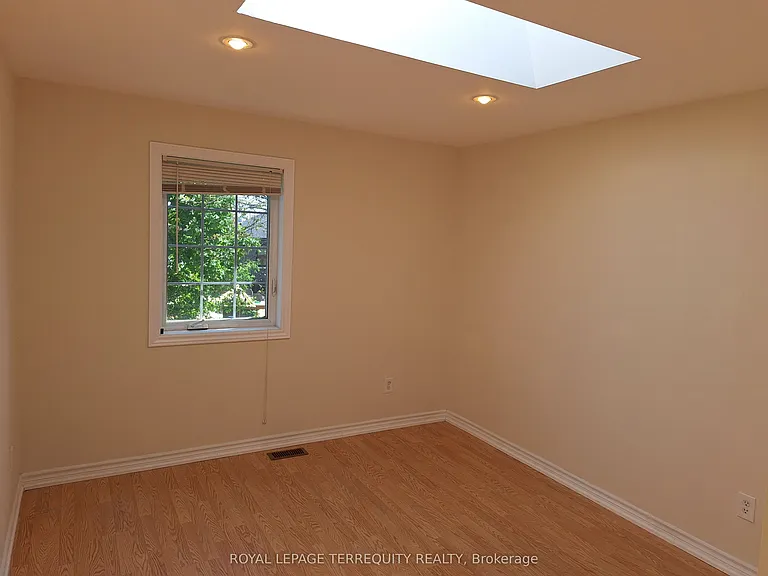 17 Compton Cres — Photo 12