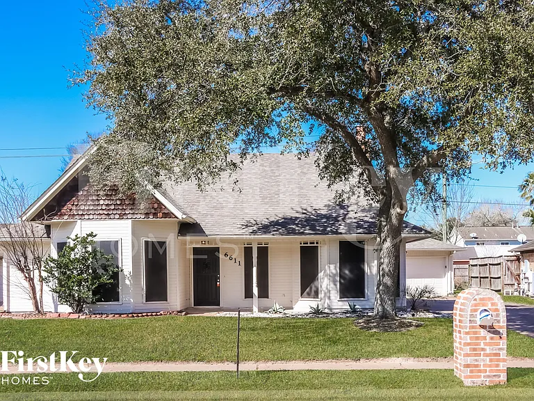 6611 Gleneagles Dr — Photo 2