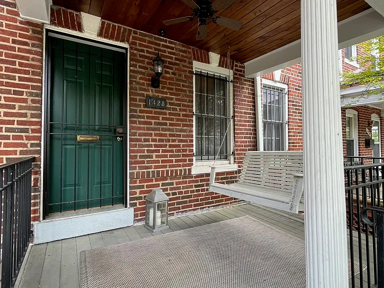 1428 Oak St NW — Photo 1