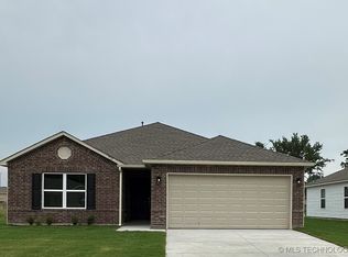 8314 E Queens St, Broken Arrow, OK 74014