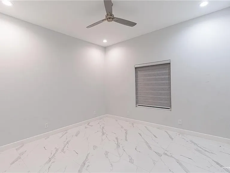 2416 S Thames Dr — Photo 16