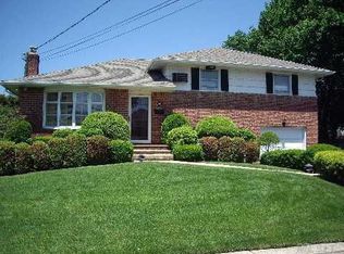 54 Lourae Dr, Massapequa Park, NY 11762
