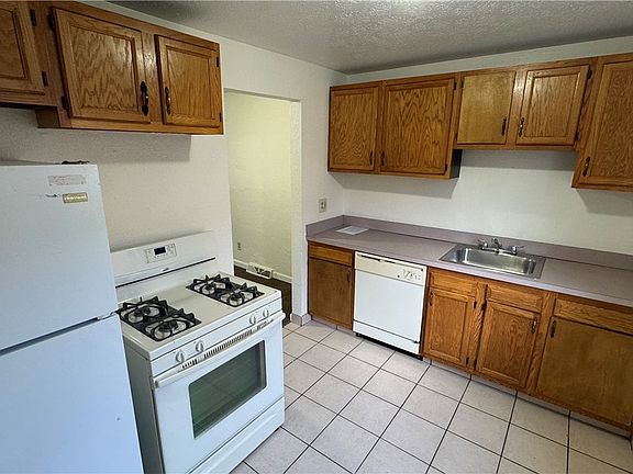 4th image of 23921 Banbury Cir APT 8