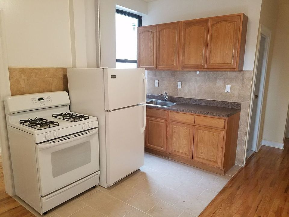 2nd image of 473 Pennsylvania Ave APT 3B