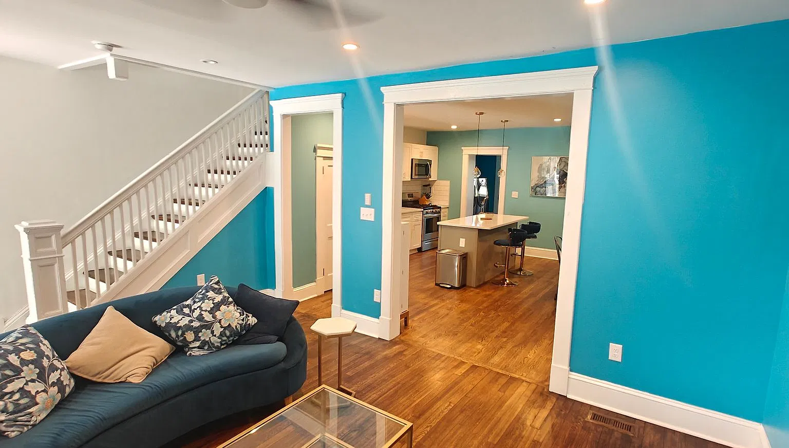 Renovated row house minutes from Downtown — Photo 3