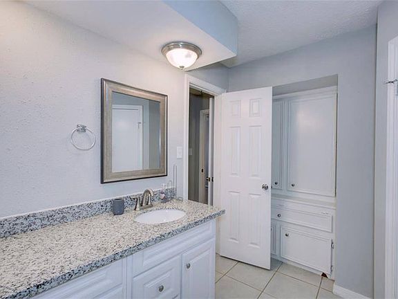 4th image of 9943 Valley Lake Dr