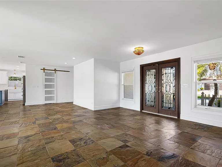 3924 Versailles Dr — Photo 3