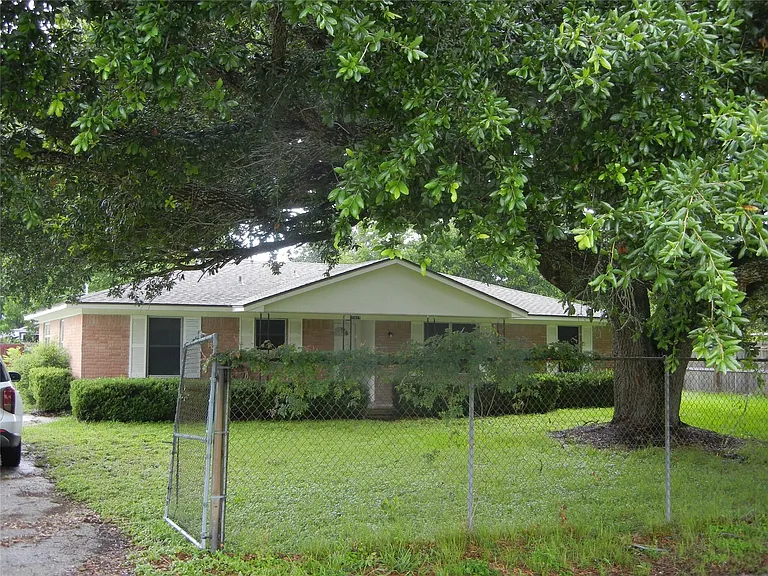 20811 Emerald St — Photo 2
