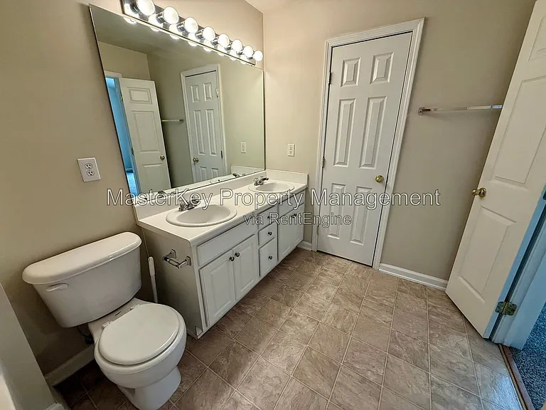 414 Walnut Woods Dr — Photo 15