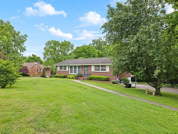 2nd image of 811 Fairoaks Dr