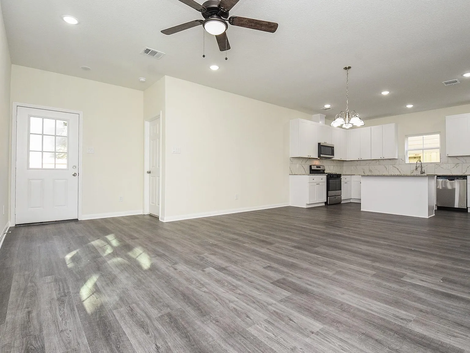 4 bed, 2.5 bath, 1776 sqft, $2,200 — Photo 3
