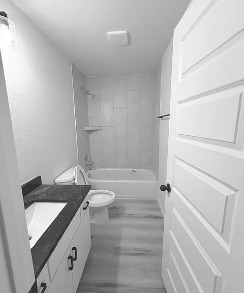 3017 S Redwood Ave — Photo 9