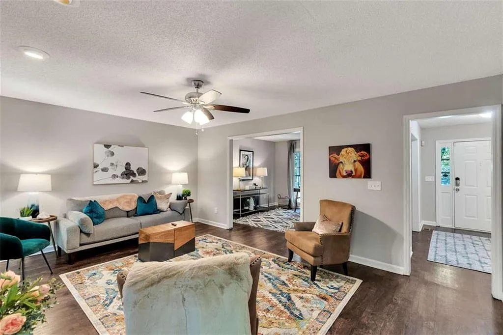 4 bed, 2.5 bath, $5,500 — Photo 2