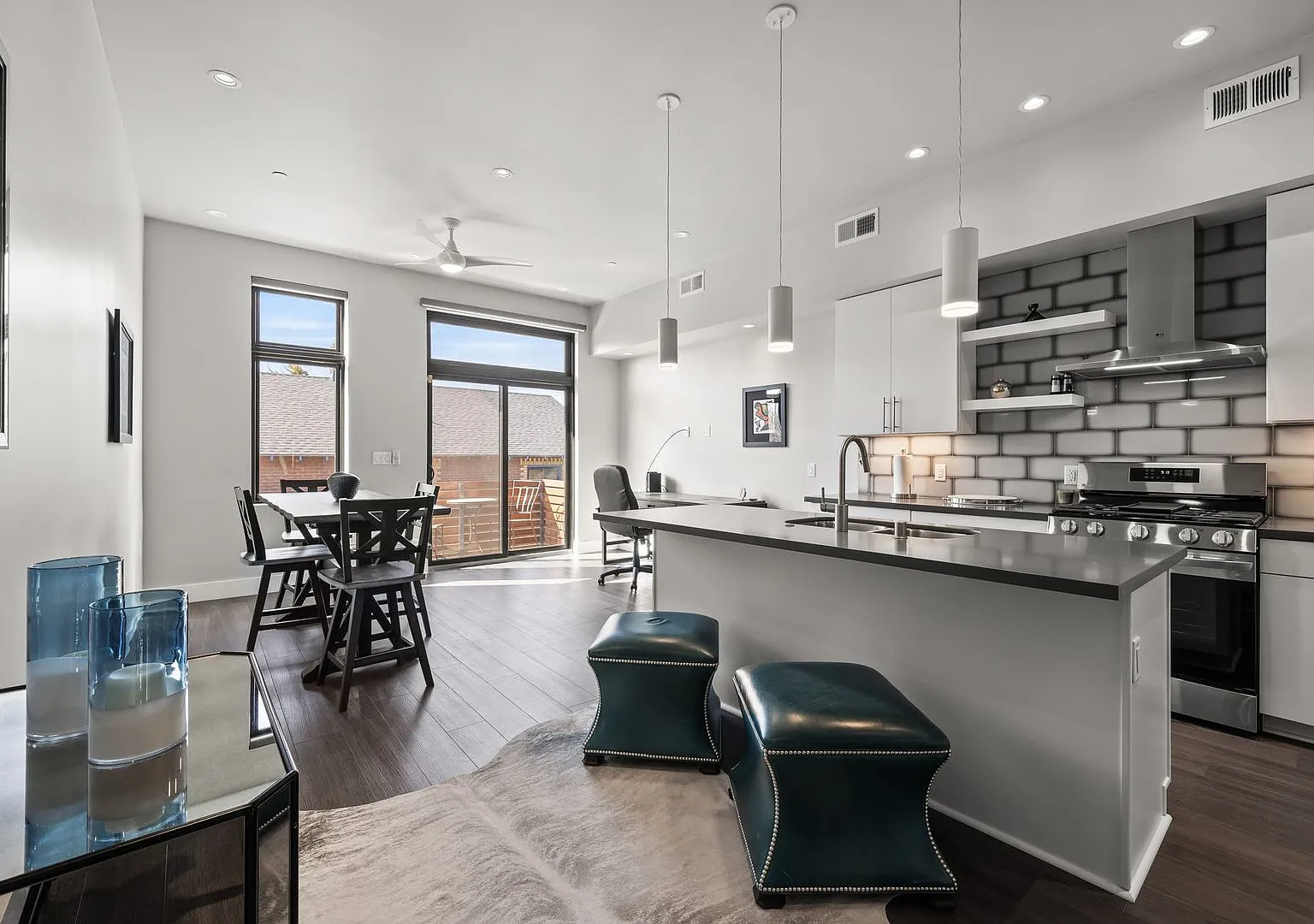 Fully Furnished Modern Downtown Townhome Utilities Included Walk to River & Midtown — Photo 1