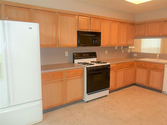5th image of 10905 Spruce Dr